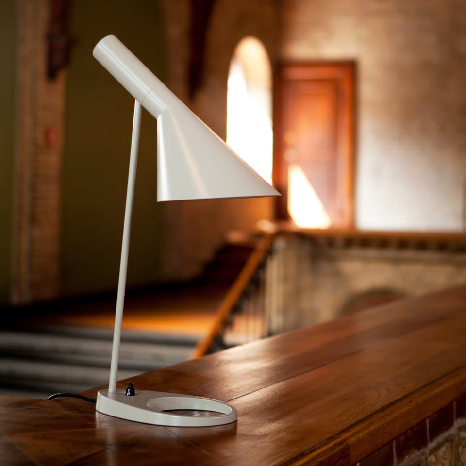 Louis Poulsen AJ Bordslampa Vit – Visningsmodell