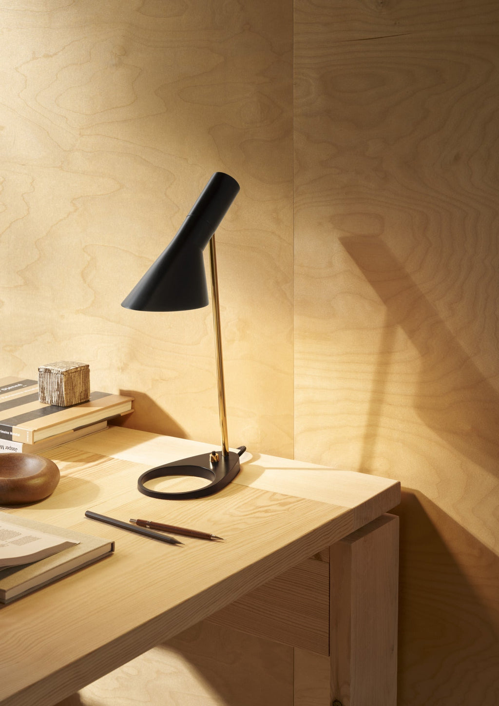 Louis Poulsen AJ Mini Bordlampe Brass/Black